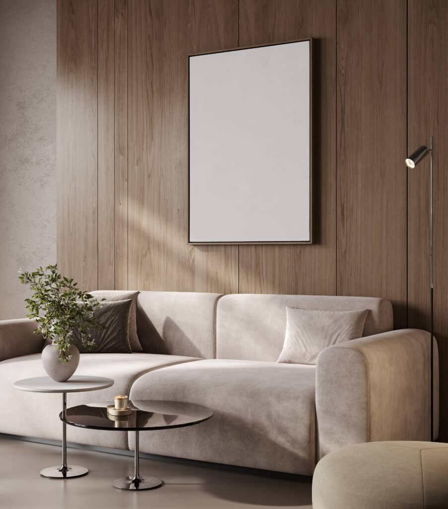Salon moderne beige, canapé sectionnel, mur bois, tableau minimaliste, tables basses chromées, plante florale. Lumière naturelle douce.